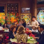 Ужин в бакинском ресторане в окружении красочных произведений искусств (ФОТО)