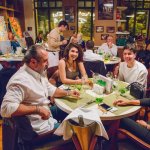 Ужин в бакинском ресторане в окружении красочных произведений искусств (ФОТО)