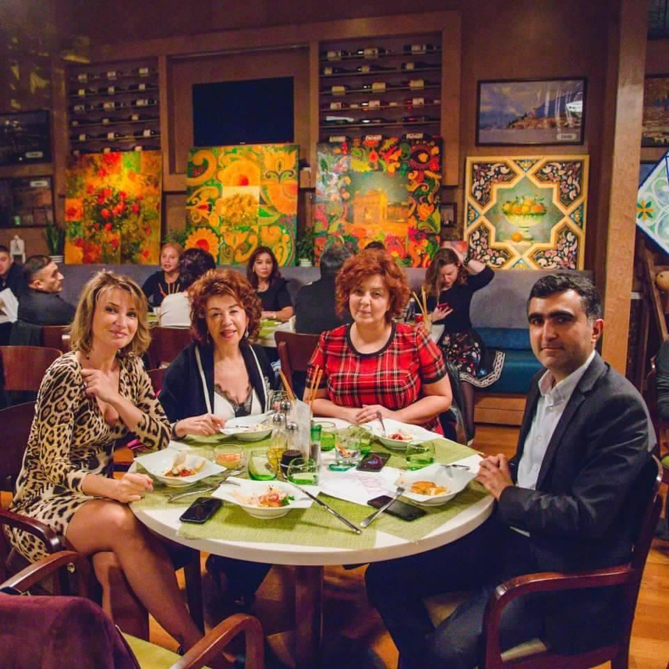 Ужин в бакинском ресторане в окружении красочных произведений искусств (ФОТО)