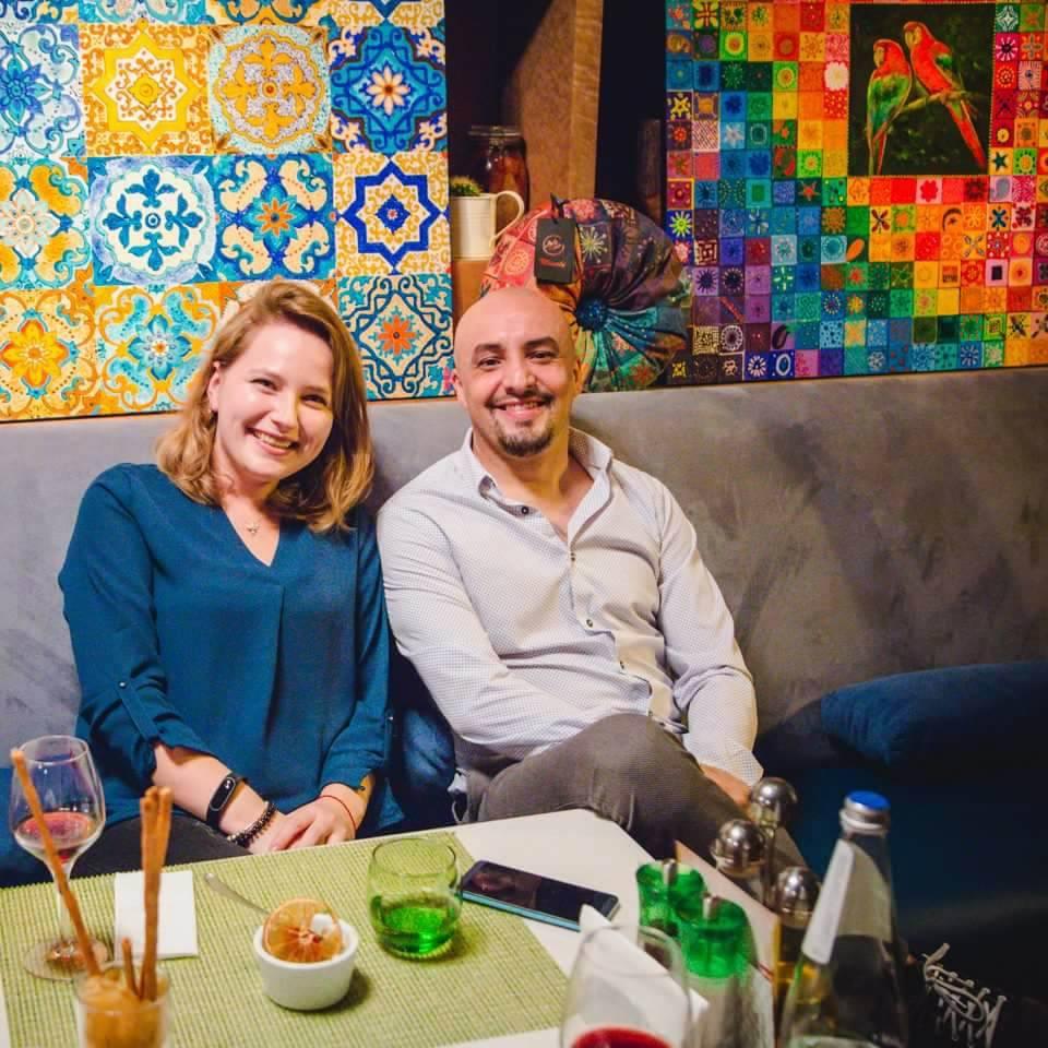 Ужин в бакинском ресторане в окружении красочных произведений искусств (ФОТО)