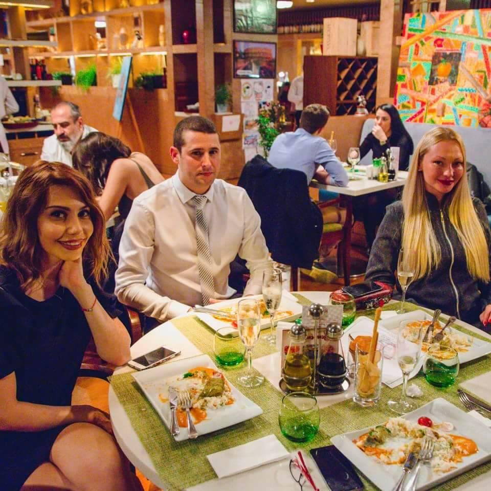 Ужин в бакинском ресторане в окружении красочных произведений искусств (ФОТО)