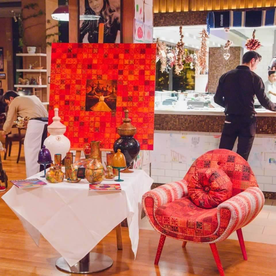 Ужин в бакинском ресторане в окружении красочных произведений искусств (ФОТО)