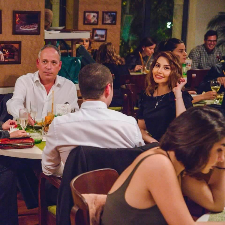 Ужин в бакинском ресторане в окружении красочных произведений искусств (ФОТО)