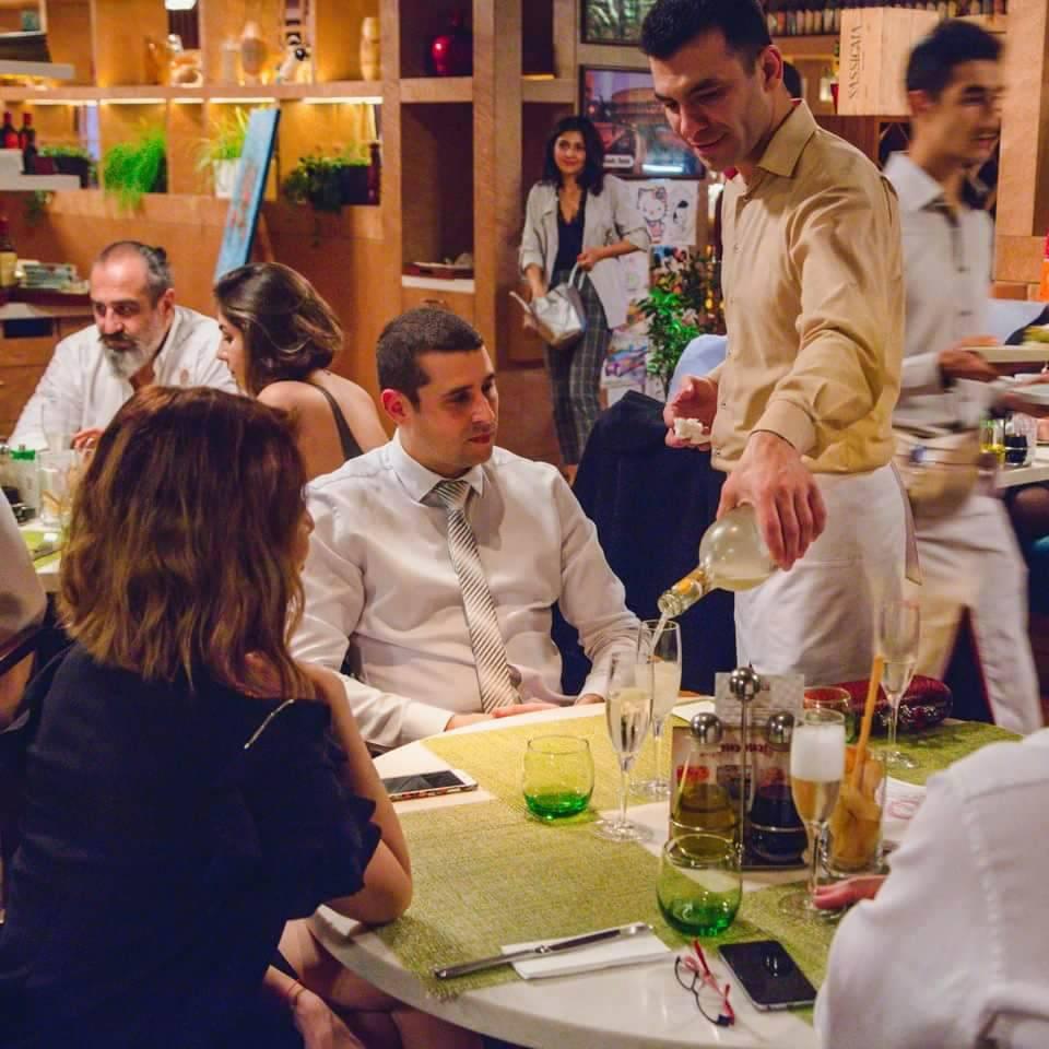 Ужин в бакинском ресторане в окружении красочных произведений искусств (ФОТО)