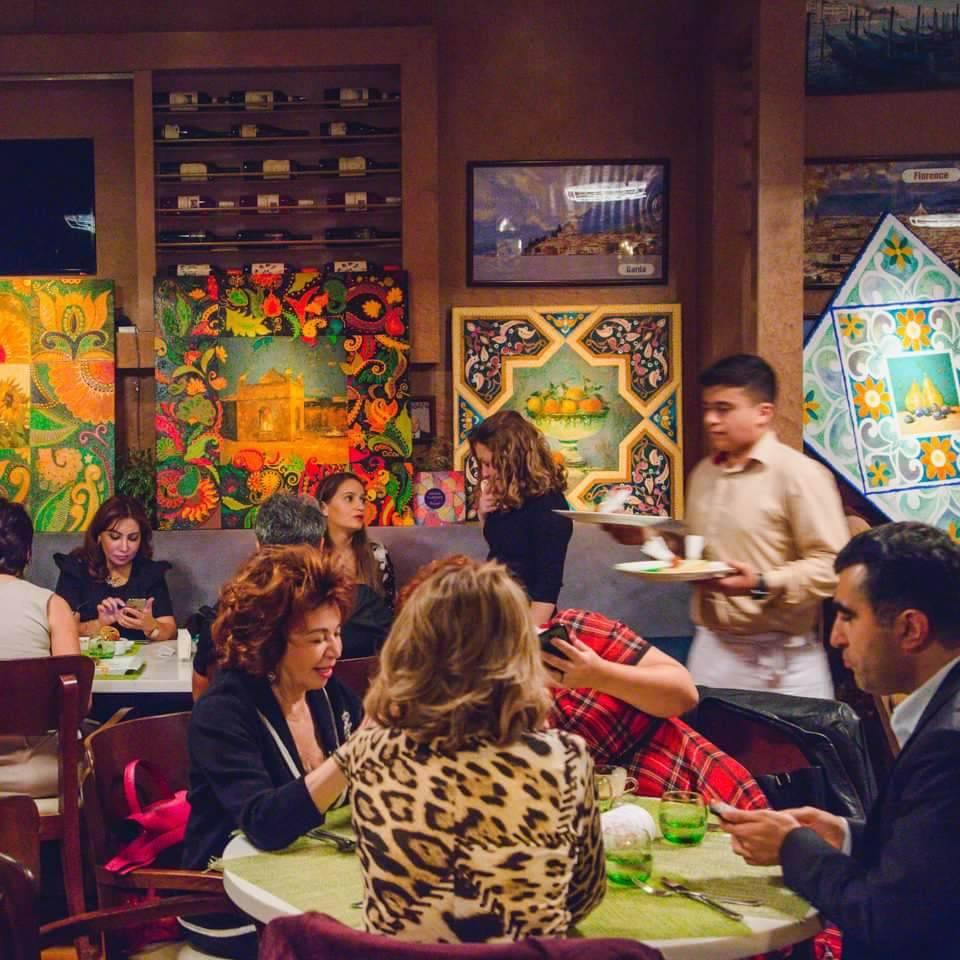 Ужин в бакинском ресторане в окружении красочных произведений искусств (ФОТО)