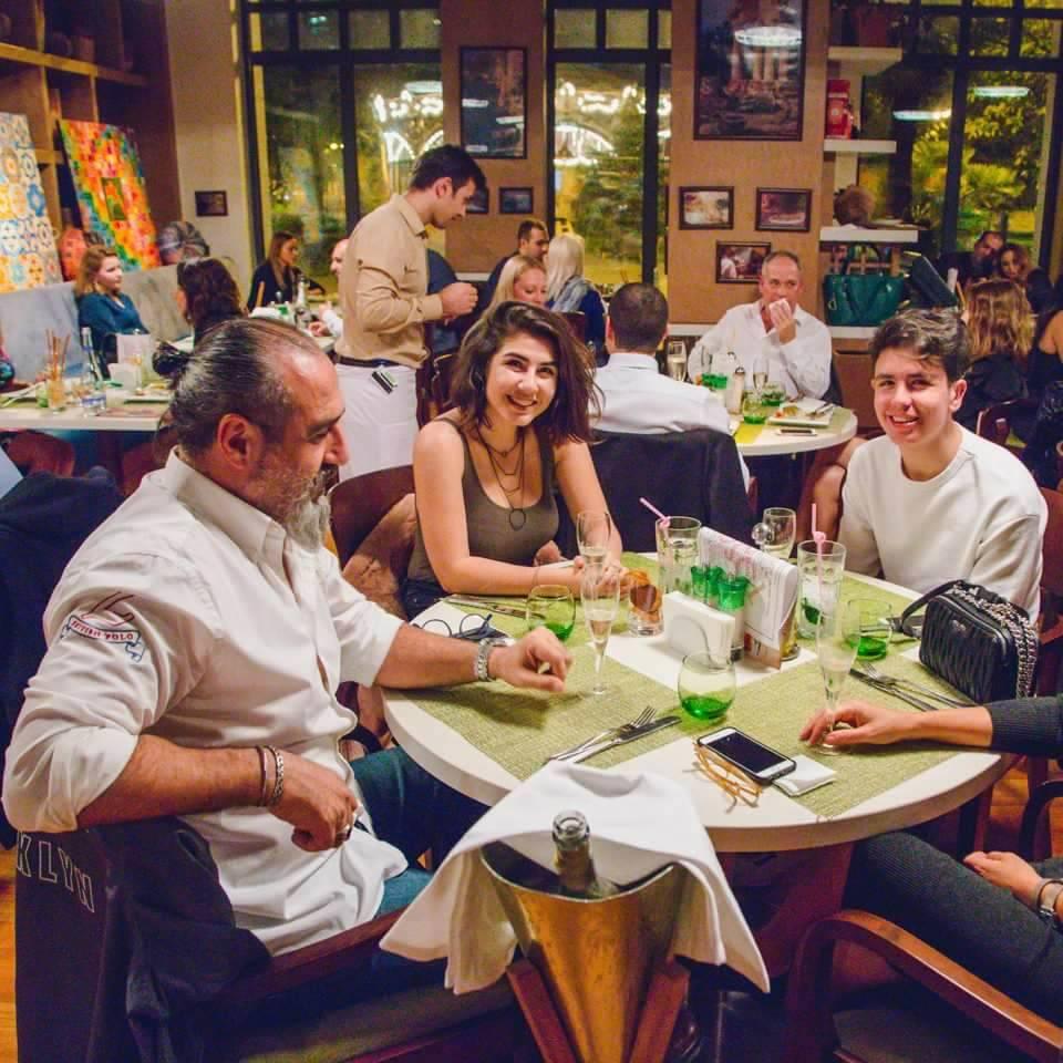 Ужин в бакинском ресторане в окружении красочных произведений искусств (ФОТО)