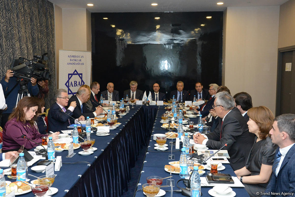 Качество банковского обслуживания в Азербайджане в ряде случаев оставляет желать лучшего - омбудсмен (ФОТО)