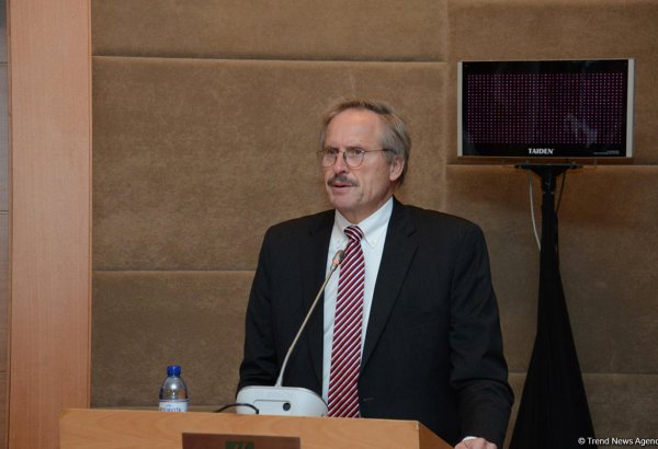 Необходимо обеспечить продолжительные переговоры между Азербайджаном и Арменией - Роберт Секута