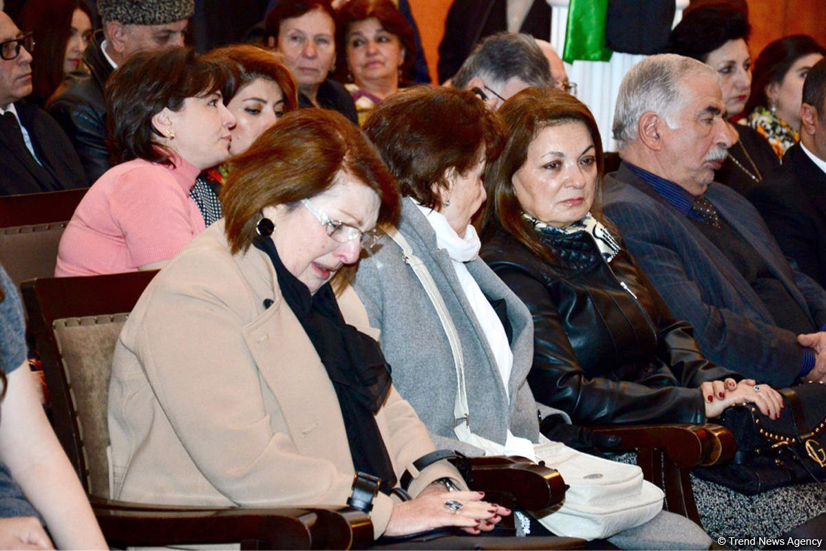 В Баку проходит церемония прощания с Рафигом Гусейновым (ФОТО)