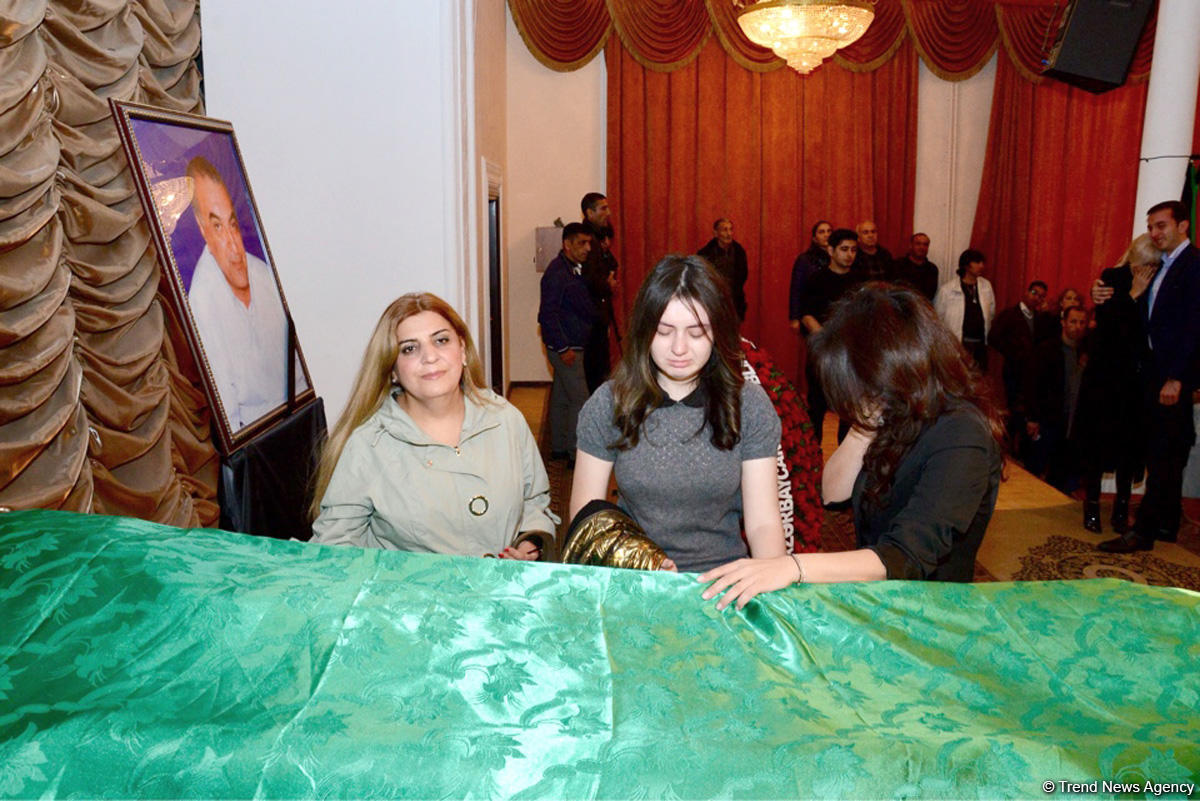 В Баку проходит церемония прощания с Рафигом Гусейновым (ФОТО)