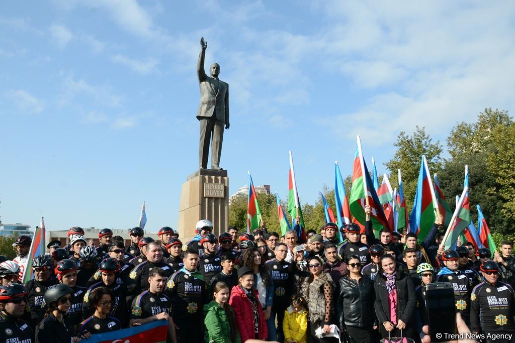 В Баку прошел велопробег, посвященный Дню Государственного флага Азербайджана (ФОТО)
