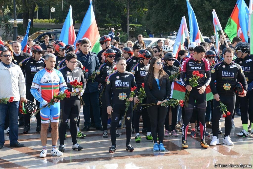 В Баку прошел велопробег, посвященный Дню Государственного флага Азербайджана (ФОТО)