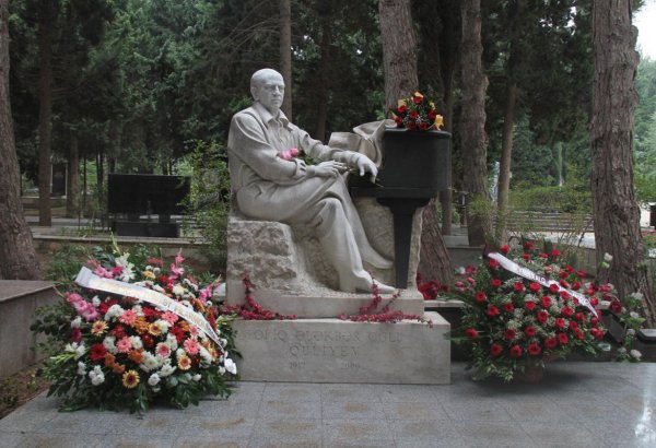 В Баку почтили память Тофига Гулиева (ФОТО)