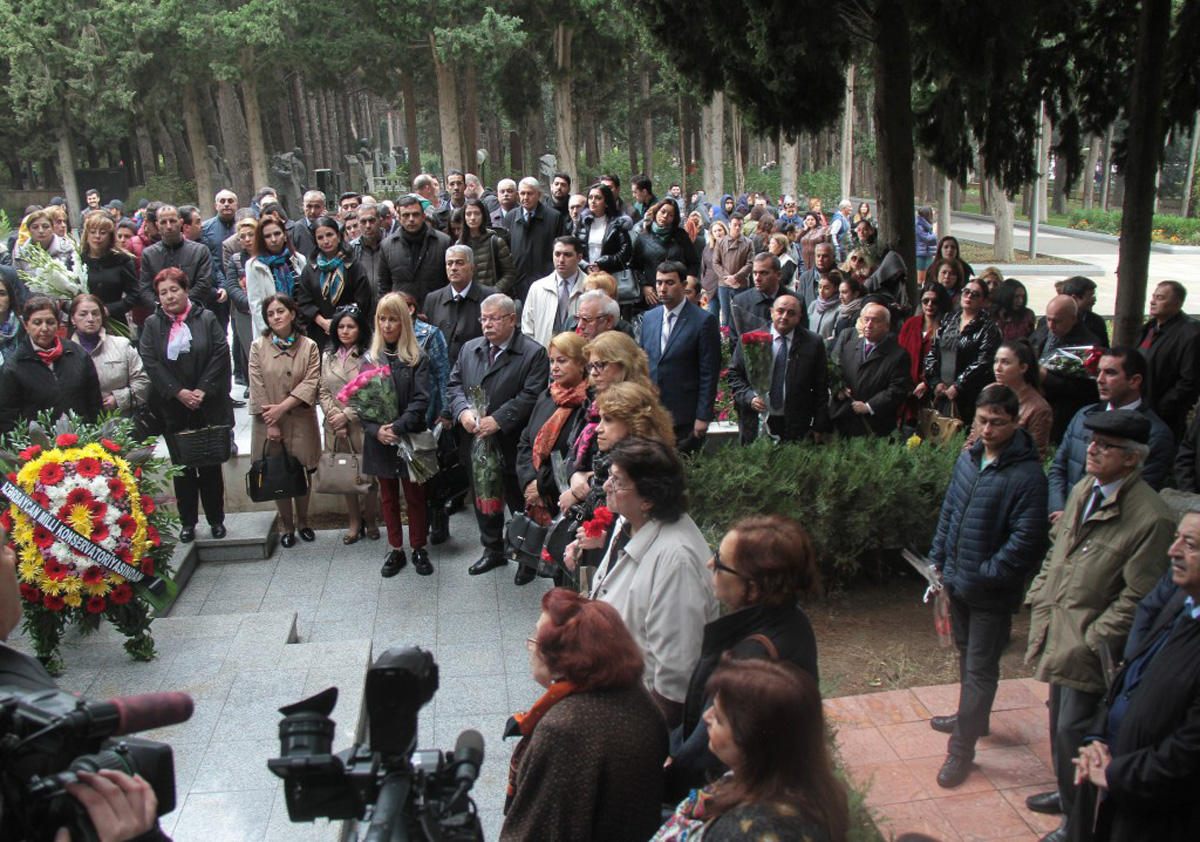 В Баку почтили память Тофига Гулиева (ФОТО)