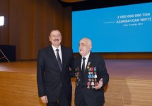 Президент Ильхам Алиев принял участие в торжественной церемонии, посвященной добыче двухмиллиардной тонны нефти в Азербайджане (ФОТО) (версия 2)