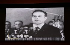 Президент Ильхам Алиев принял участие в торжественной церемонии, посвященной добыче двухмиллиардной тонны нефти в Азербайджане (ФОТО) (версия 2)