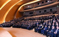 Президент Ильхам Алиев принял участие в торжественной церемонии, посвященной добыче двухмиллиардной тонны нефти в Азербайджане (ФОТО) (версия 2)