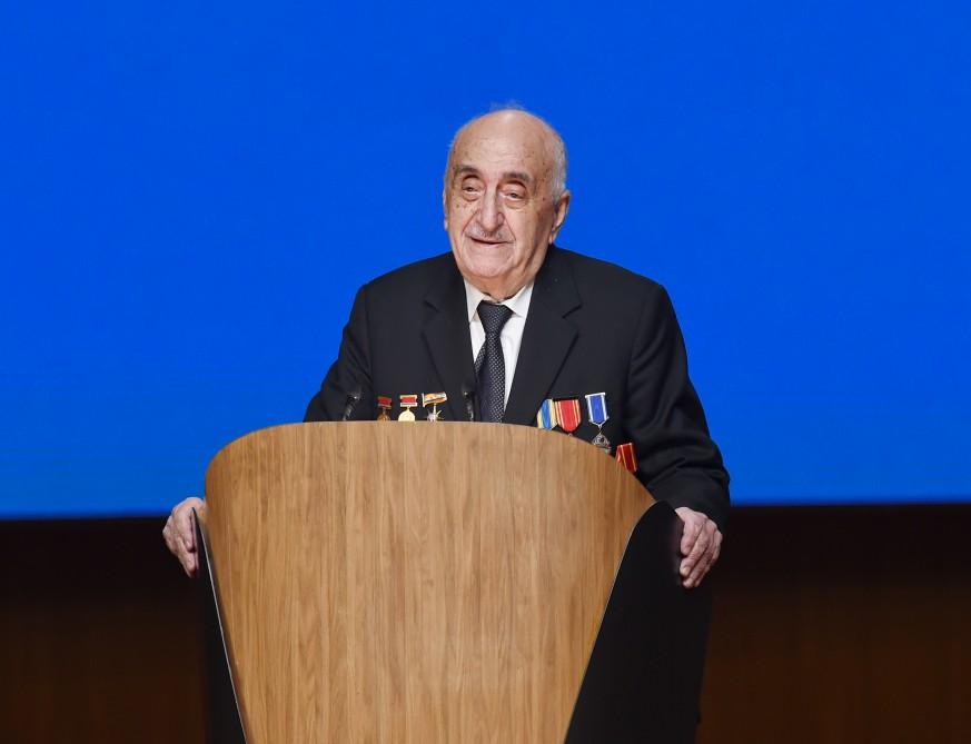 Президент Ильхам Алиев принял участие в торжественной церемонии, посвященной добыче двухмиллиардной тонны нефти в Азербайджане (ФОТО) (версия 2)