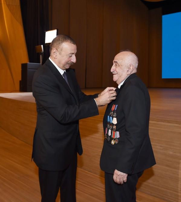 Президент Ильхам Алиев принял участие в торжественной церемонии, посвященной добыче двухмиллиардной тонны нефти в Азербайджане (ФОТО) (версия 2)