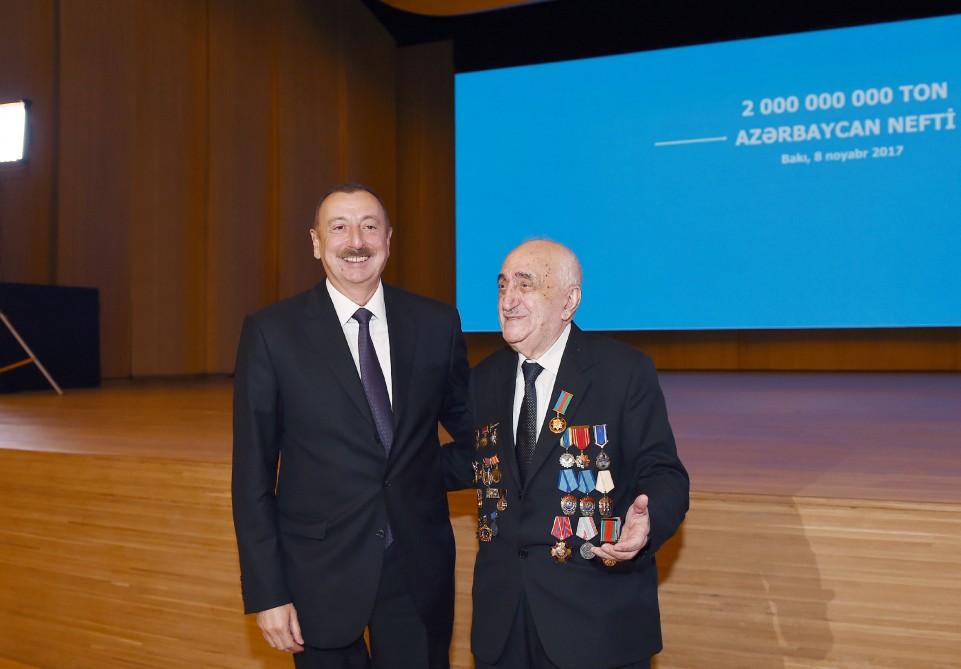 Президент Ильхам Алиев принял участие в торжественной церемонии, посвященной добыче двухмиллиардной тонны нефти в Азербайджане (ФОТО) (версия 2)