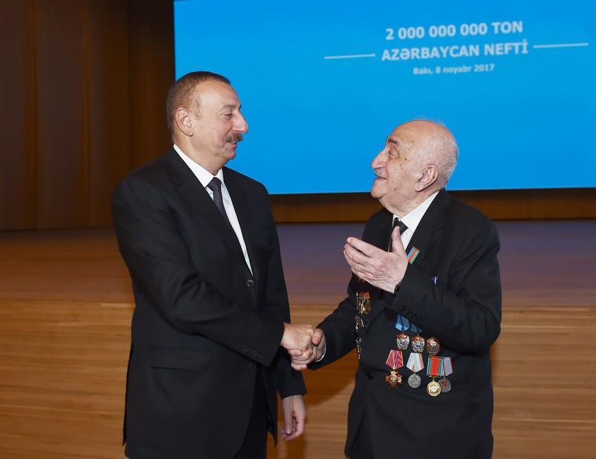 Президент Ильхам Алиев принял участие в торжественной церемонии, посвященной добыче двухмиллиардной тонны нефти в Азербайджане (ФОТО) (версия 2)
