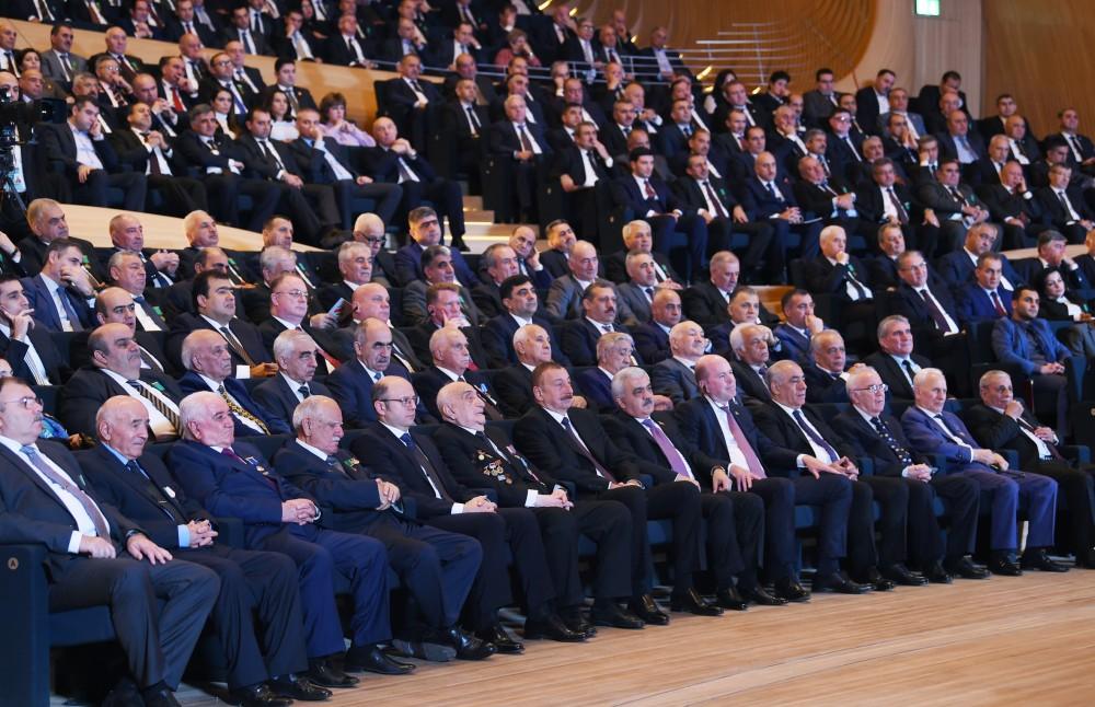 Президент Ильхам Алиев принял участие в торжественной церемонии, посвященной добыче двухмиллиардной тонны нефти в Азербайджане (ФОТО) (версия 2)