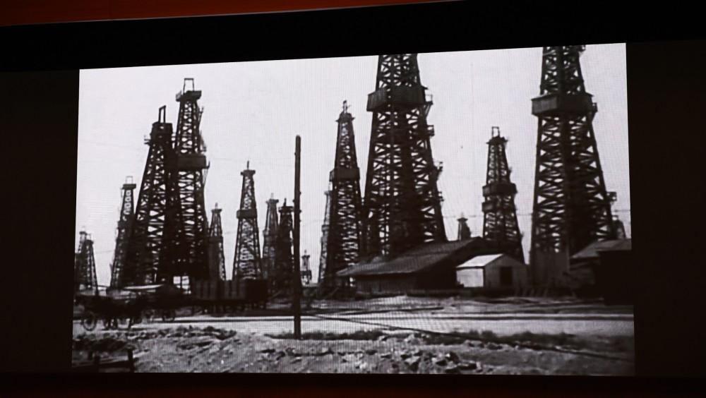 Президент Ильхам Алиев принял участие в торжественной церемонии, посвященной добыче двухмиллиардной тонны нефти в Азербайджане (ФОТО) (версия 2)