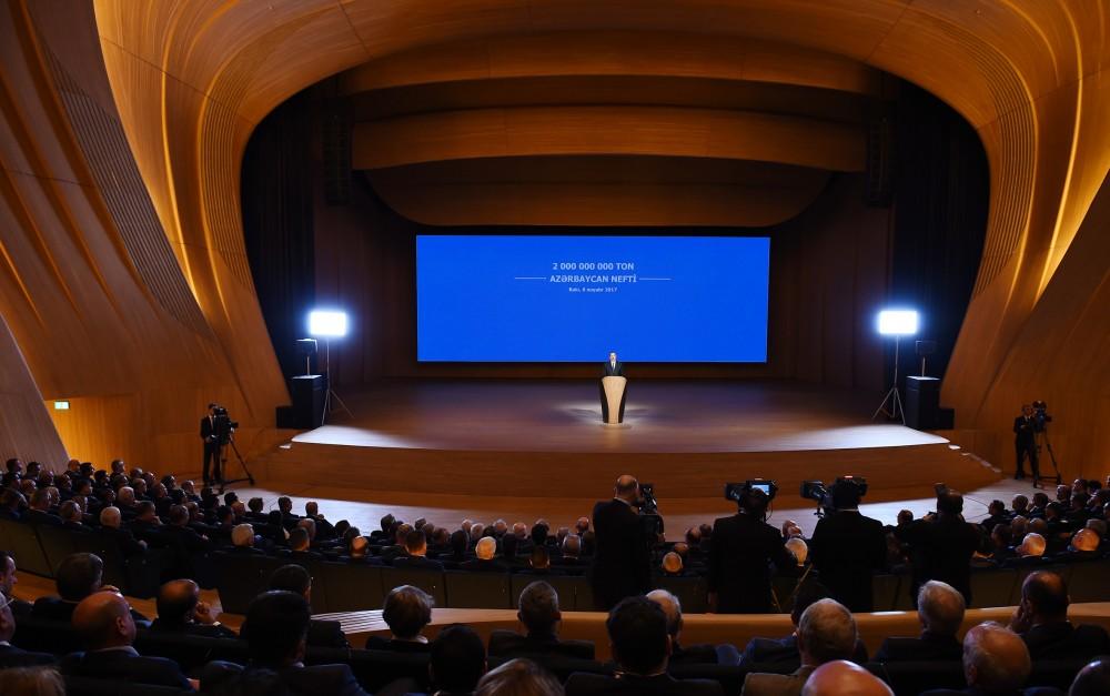 Президент Ильхам Алиев принял участие в торжественной церемонии, посвященной добыче двухмиллиардной тонны нефти в Азербайджане (ФОТО) (версия 2)