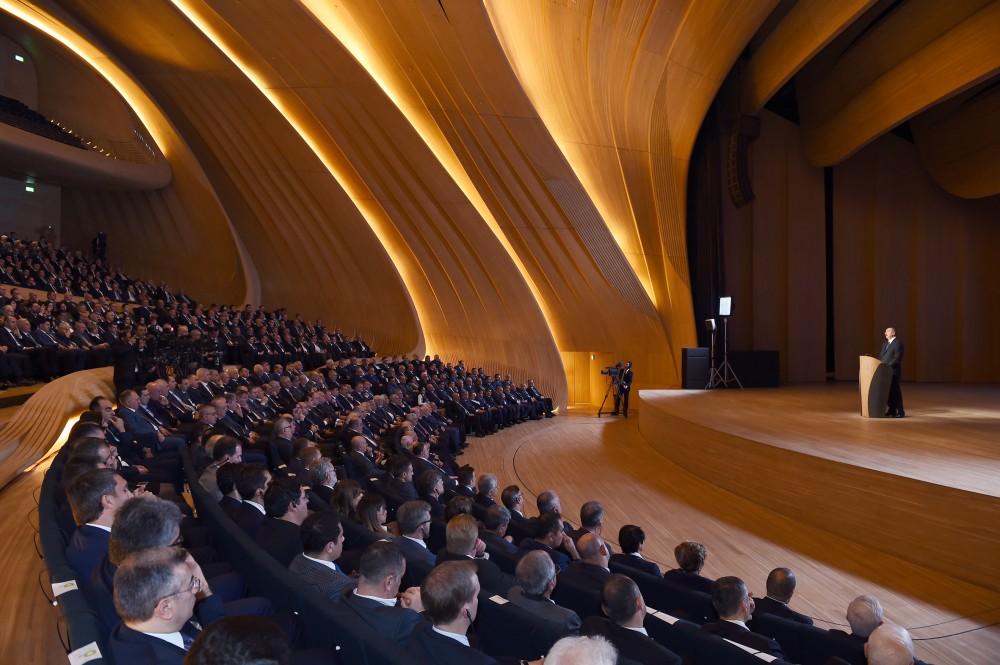 Президент Ильхам Алиев принял участие в торжественной церемонии, посвященной добыче двухмиллиардной тонны нефти в Азербайджане (ФОТО) (версия 2)