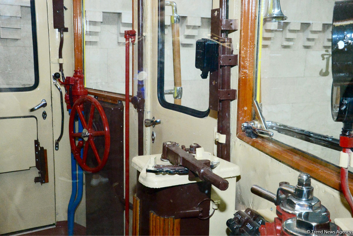 В Бакинском метрополитене  демонстрируются отреставрированные ретро-вагоны (ФОТОРЕПОРТАЖ)