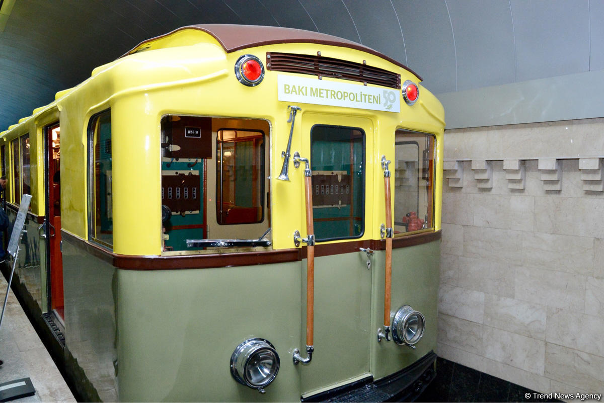 В Бакинском метрополитене  демонстрируются отреставрированные ретро-вагоны (ФОТОРЕПОРТАЖ)