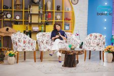 Азербайджанская телеведущая выступила в защиту черных котов (ФОТО)