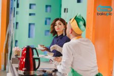 Азербайджанская телеведущая выступила в защиту черных котов (ФОТО)