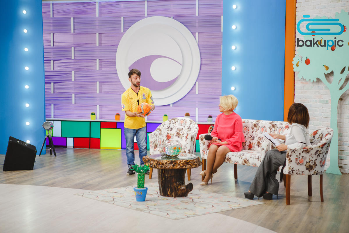 Азербайджанская телеведущая выступила в защиту черных котов (ФОТО)