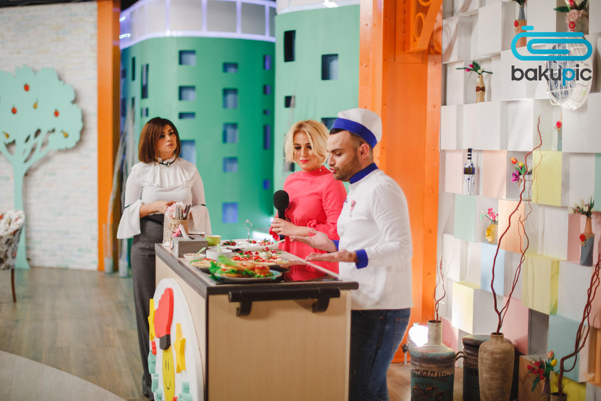 Азербайджанская телеведущая выступила в защиту черных котов (ФОТО)