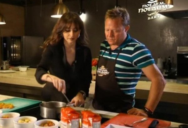 Российская телепередача "Поедем, поедим!" в Азербайджане: секреты приготовления шах-плова (ВИДЕО)