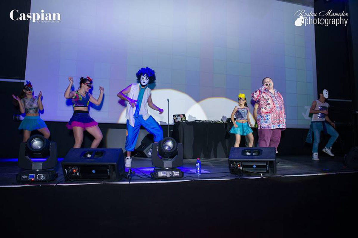 Парад зарубежных звезд и зажигательная дискотека вернули бакинцев в 80-90-е (ФОТО)