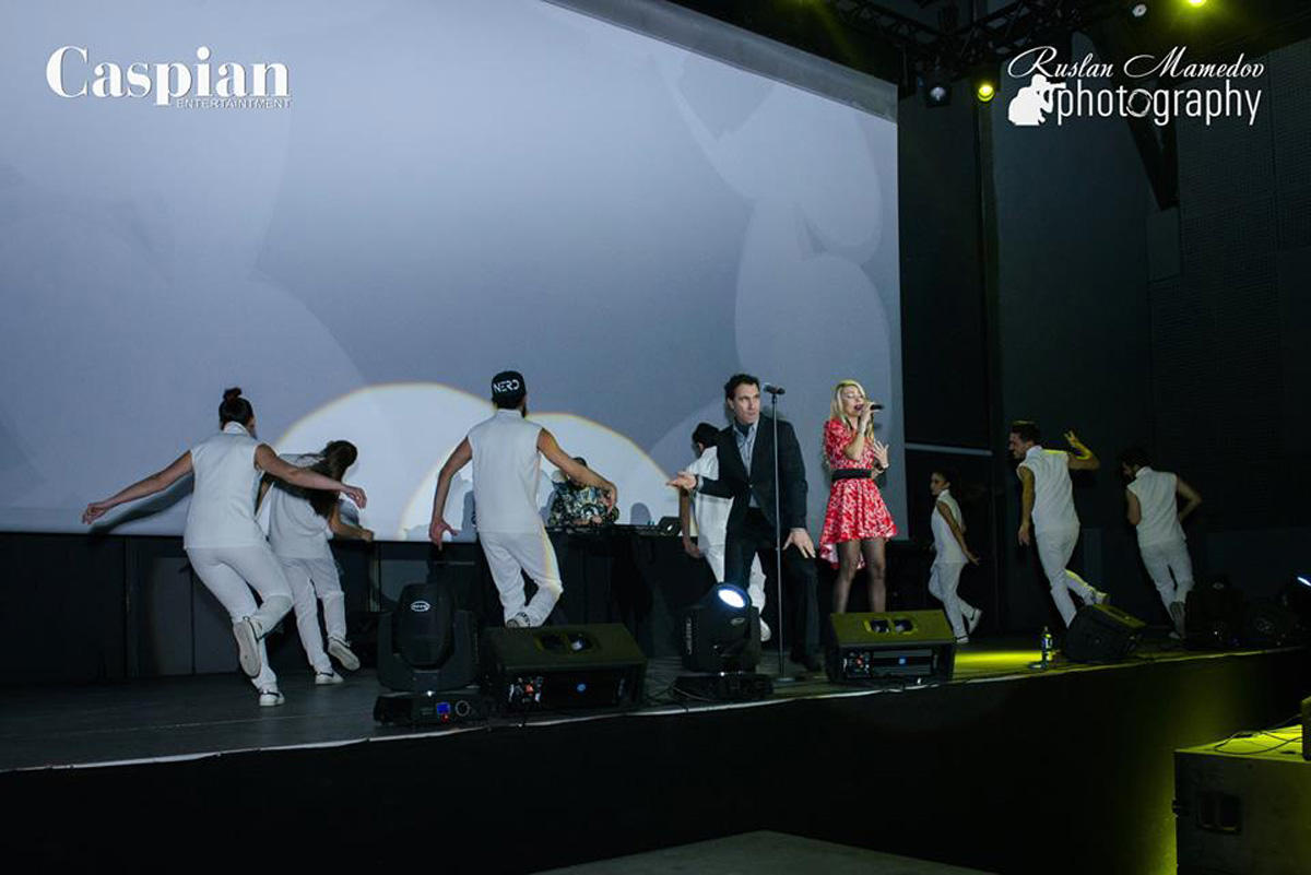 Парад зарубежных звезд и зажигательная дискотека вернули бакинцев в 80-90-е (ФОТО)