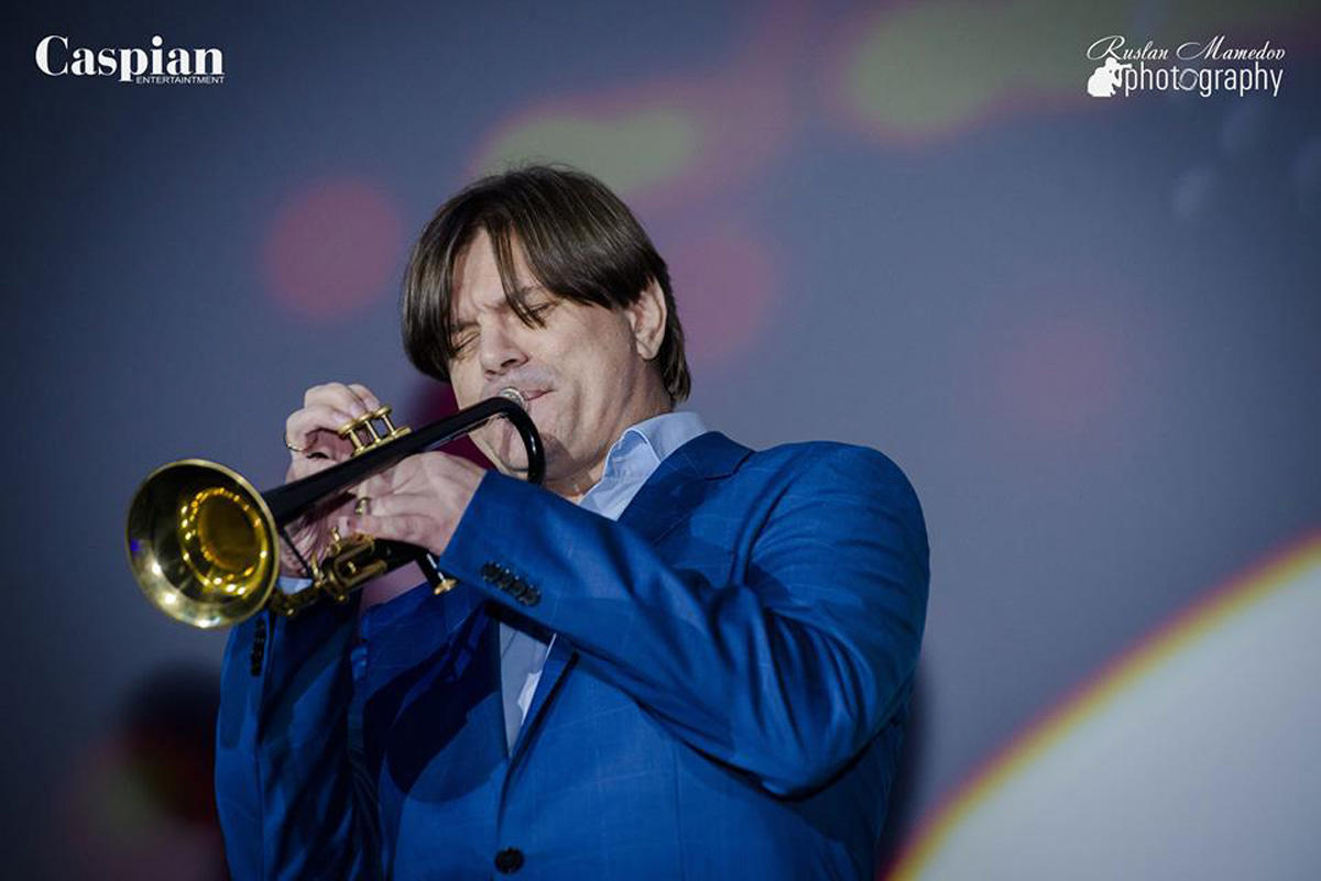 Парад зарубежных звезд и зажигательная дискотека вернули бакинцев в 80-90-е (ФОТО)