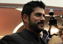 Бурак Озчивит показал поклонникам, с каким ажиотажем его встретили в Баку (ФОТО)