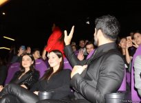 Бурак Озчивит и сотни бакинских поклонниц – ажиотаж, восторг, признания в любви (ФОТО)