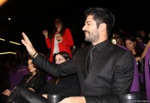 Бурак Озчивит показал поклонникам, с каким ажиотажем его встретили в Баку (ФОТО)