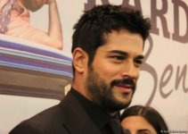 Бурак Озчивит показал поклонникам, с каким ажиотажем его встретили в Баку (ФОТО)