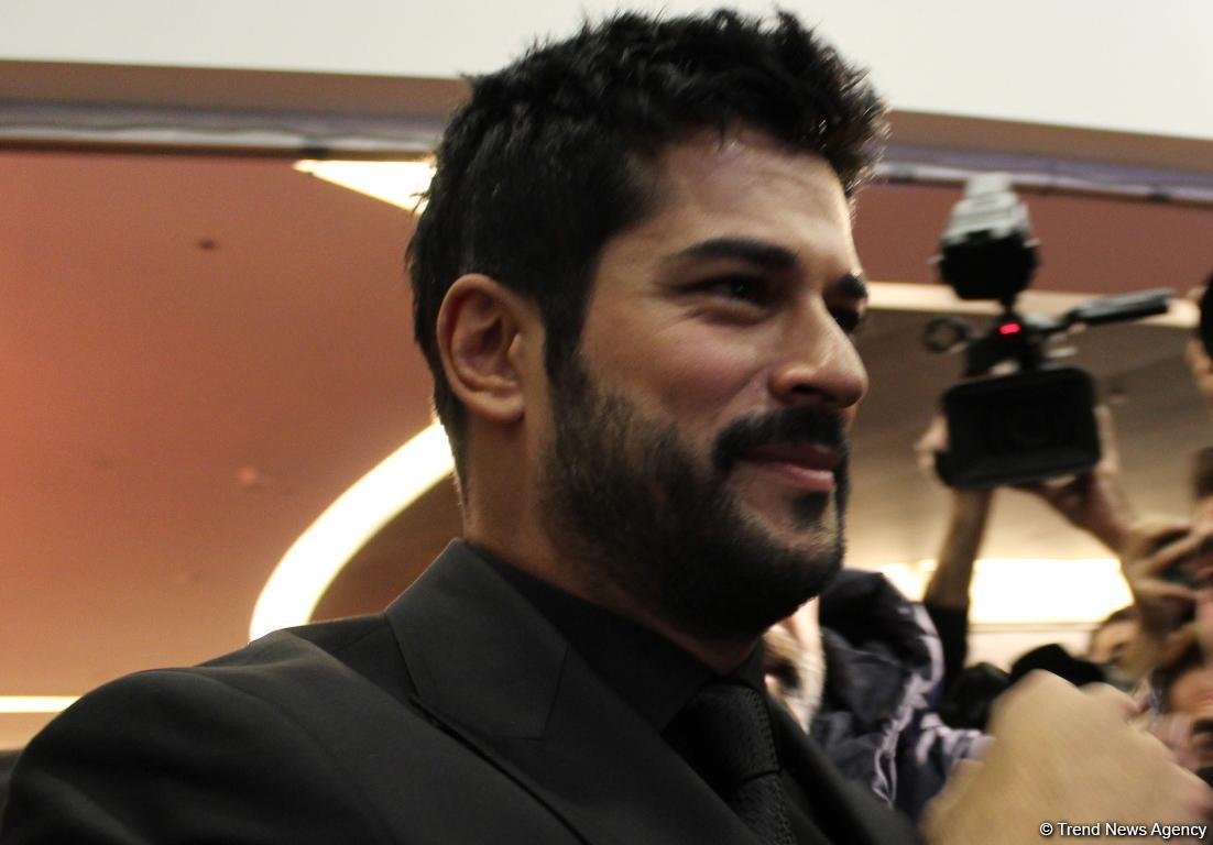 Бурак Озчивит показал поклонникам, с каким ажиотажем его встретили в Баку (ФОТО)