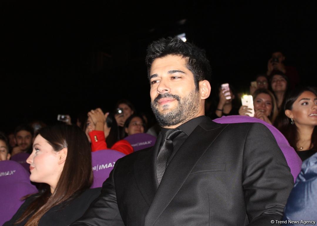 Бурак Озчивит показал поклонникам, с каким ажиотажем его встретили в Баку (ФОТО)