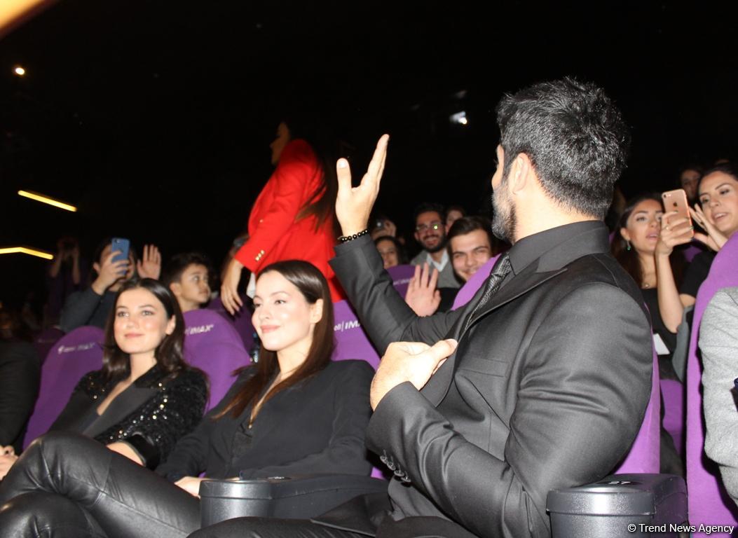 Бурак Озчивит и сотни бакинских поклонниц – ажиотаж, восторг, признания в любви (ФОТО)