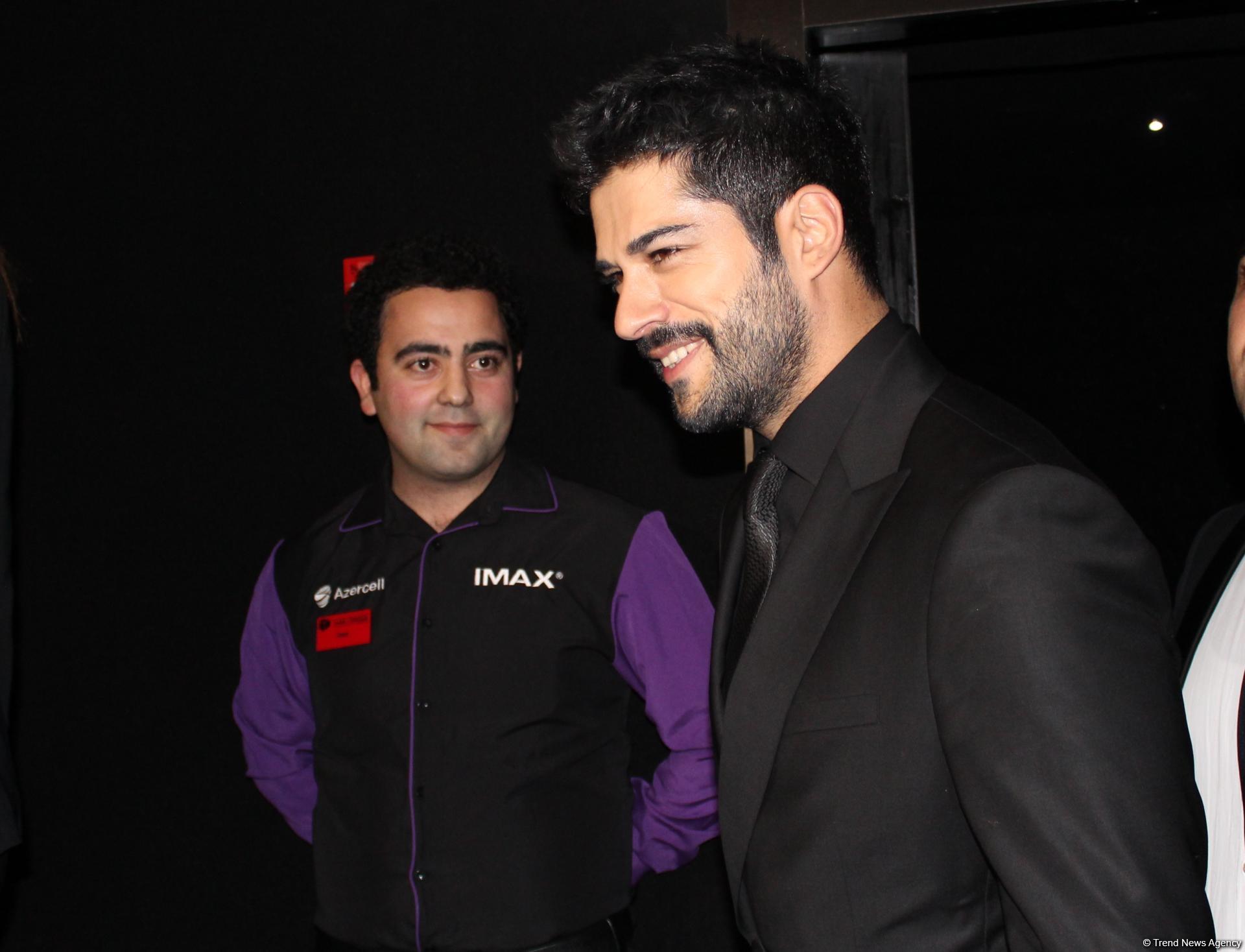 Бурак Озчивит показал поклонникам, с каким ажиотажем его встретили в Баку (ФОТО)