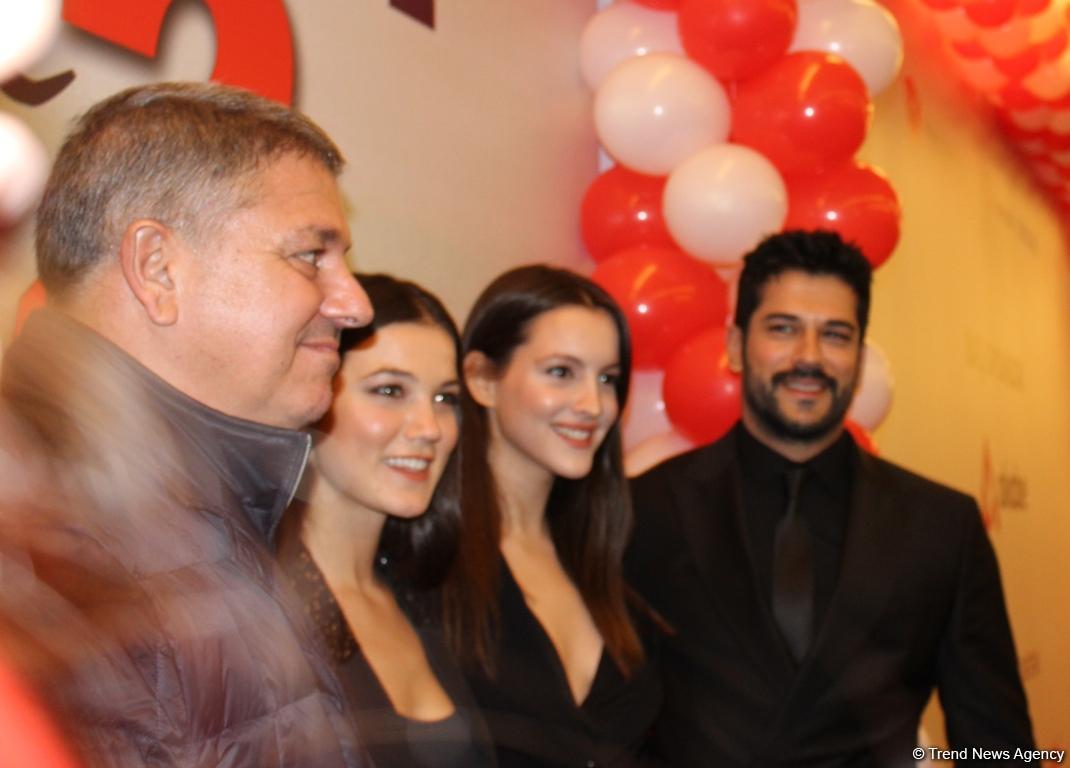 Бурак Озчивит показал поклонникам, с каким ажиотажем его встретили в Баку (ФОТО)