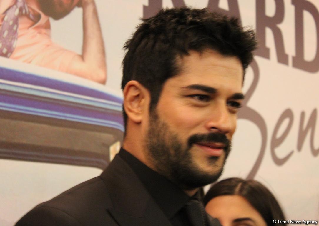 Бурак Озчивит показал поклонникам, с каким ажиотажем его встретили в Баку (ФОТО)