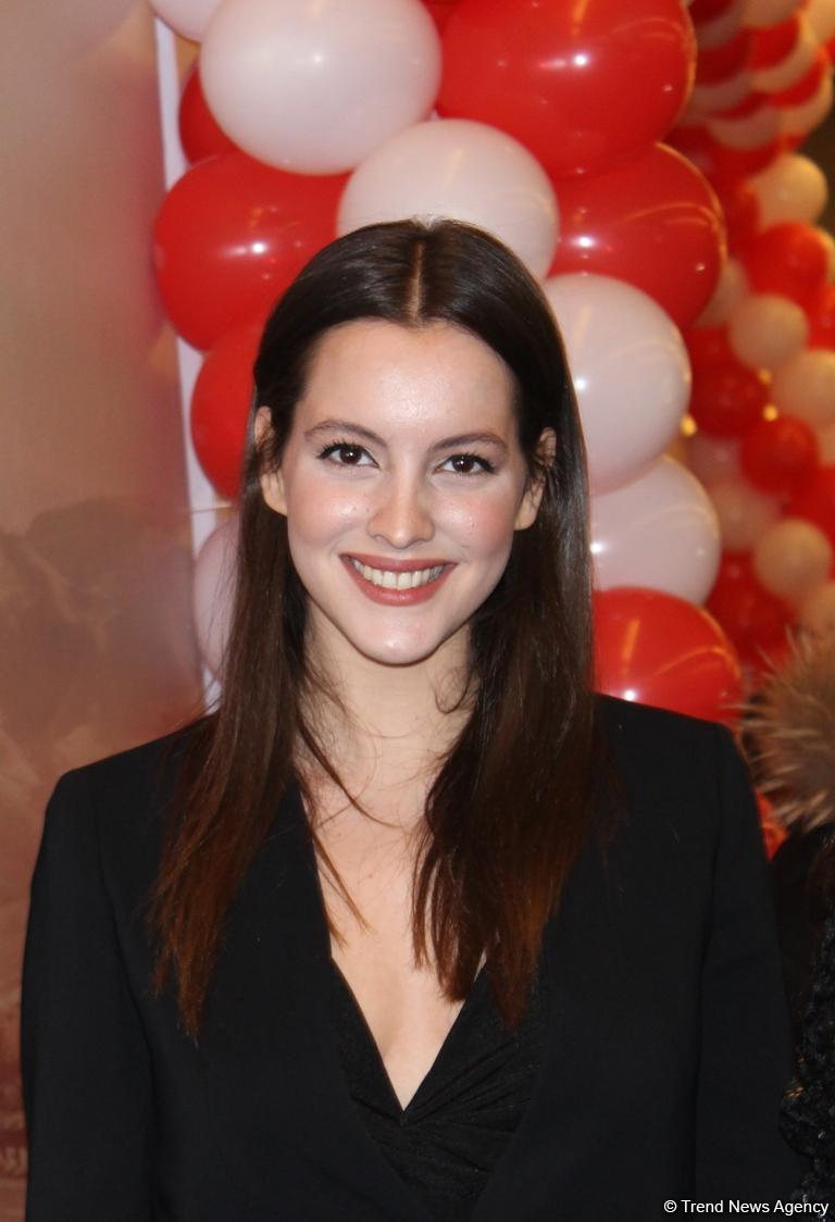 Бурак Озчивит и сотни бакинских поклонниц – ажиотаж, восторг, признания в любви (ФОТО)